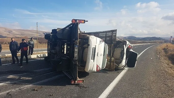 Çekici kasasındaki araçla devrildi
