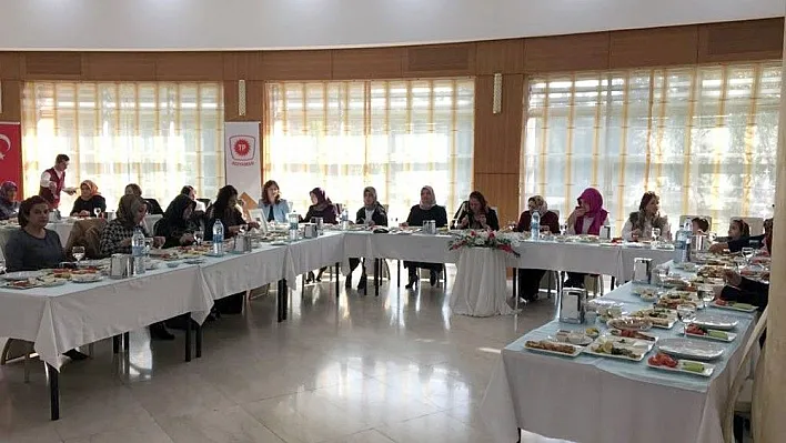 Protokol eşleri sabah kahvaltısında buluştu
