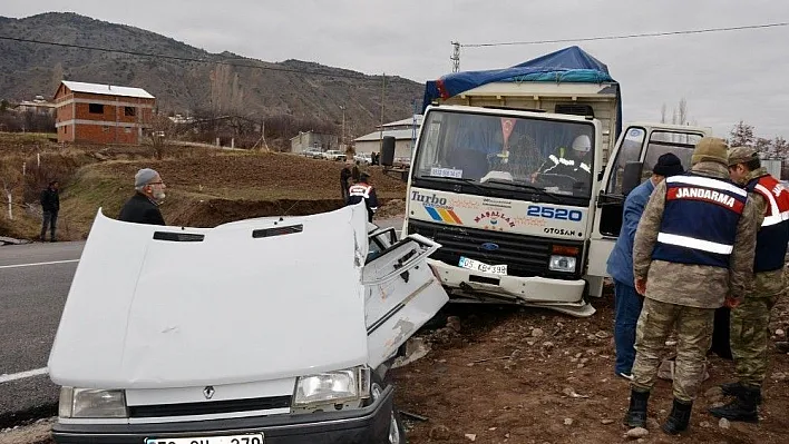 Sivas'ta kamyon ile otomobil çarpıştı: 1 ölü, 1 yaralı
