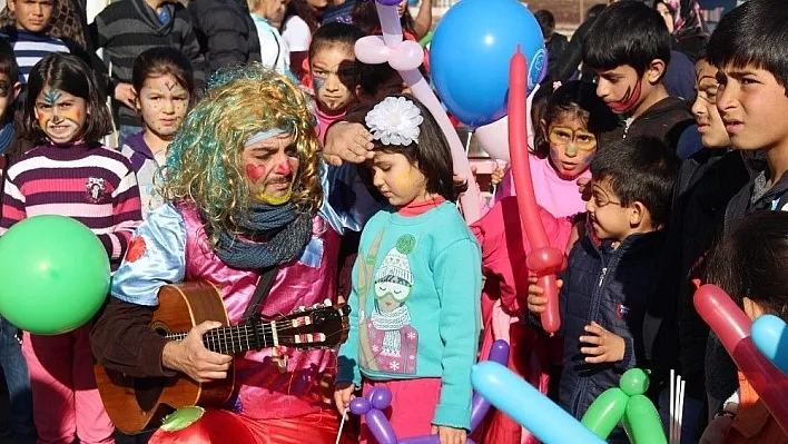 500 kilometreden gelip, çocukların gönlünü ısıttılar
