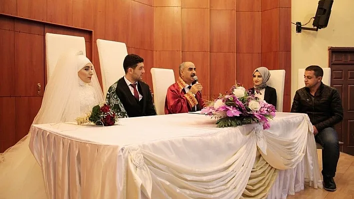 Başkan Aydın'dan genç çifte nikah sürprizi
