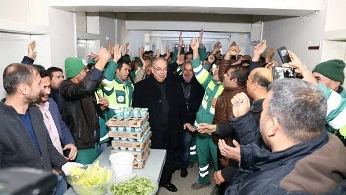 Belediye işçileri kadro sevincini çiğköfte yoğurarak kutladı
