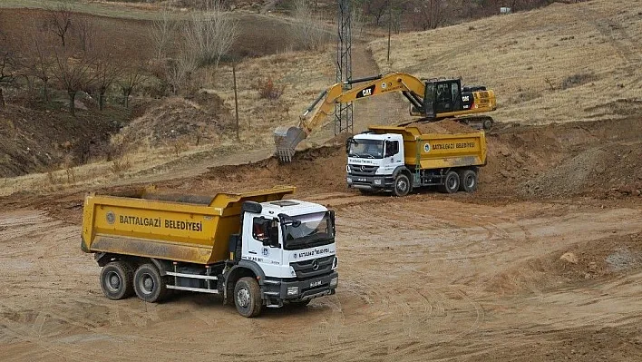 Çamurlu Mahallesinde yol açma çalışmaları
