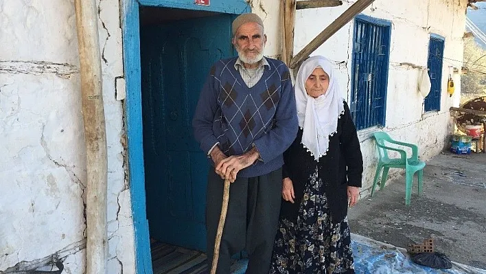 Yaşlı çift yardım bekliyor
