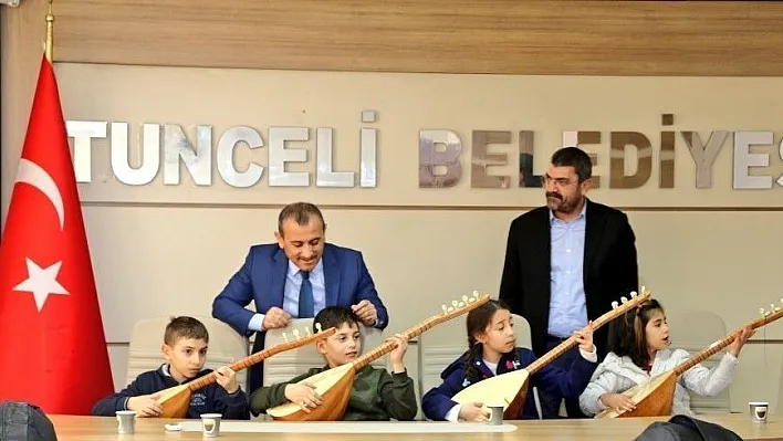 Hediye bağlamalarla Vali Sonel'e müzik dinletisi
