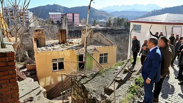 Tunceli'de 28 metruk bina yıkıldı
