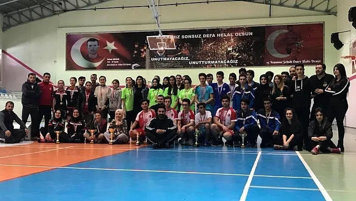 Badminton rüzgarı liselerde esti
