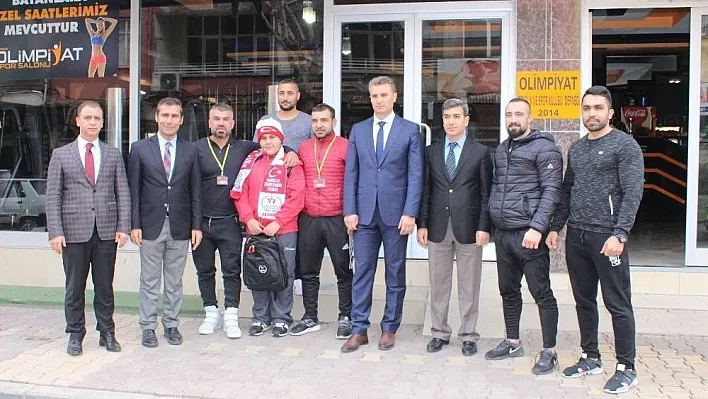 Bakışı ile fenomen olan Suriyeli çocuğa yardımlar sürüyor
