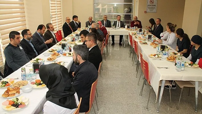 Hastane yönetimi görme engelliler ile bir araya geldi
