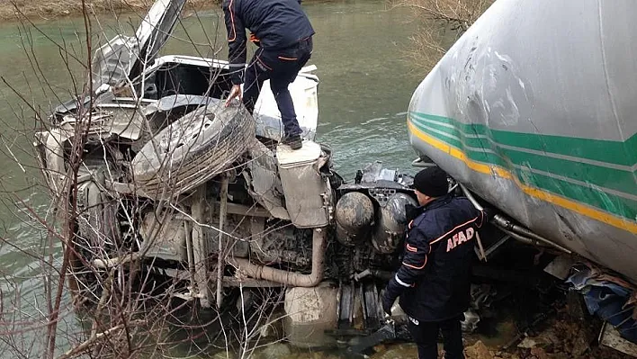 Beton mikseri, Pülümür Çayına devrildi: 1 yaralı
