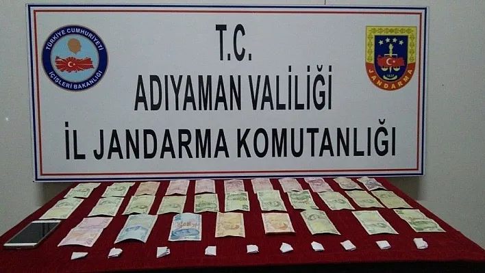 Jandarma sokak satıcısını yakaladı
