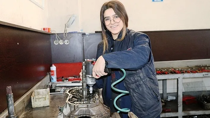 Oto tamircisi genç kız, yerli otomobil üretiminde görev almak istiyor
