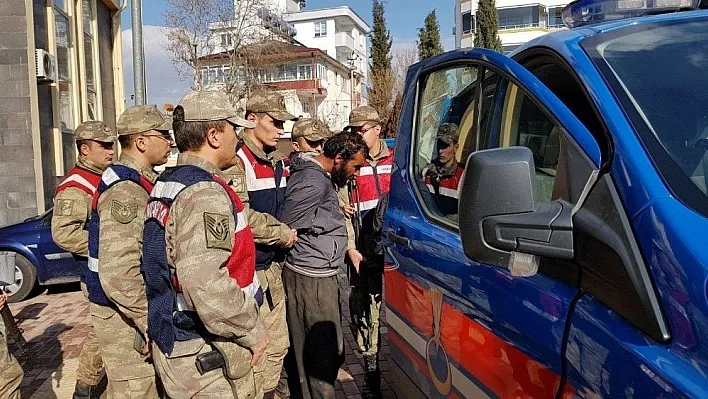 Anne-babasını öldüren zanlı mağarada yakalandı