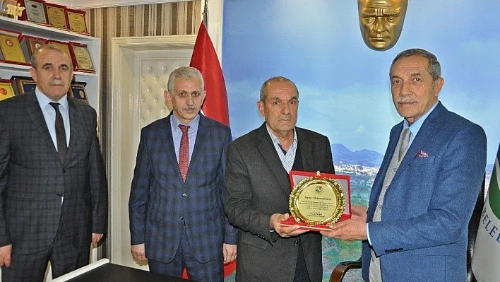 Emekliye ayrılan belediye işçisine plaket verildi
