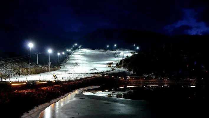 Ergan Dağı kayak merkezinin gece manzarası büyüledi
