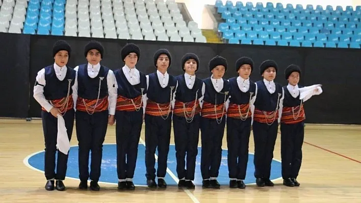 Erzincan'da Halk Oyunları İl Birinciliği Yarışmaları yapıldı
