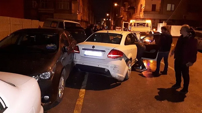 Park halindeki 3 araca çarptı