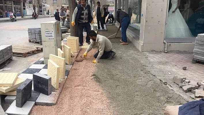 Adıyaman caddelerinde kaldırım yenileme çalışmaları başladı

