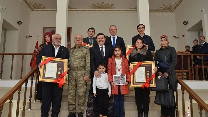 Erzincan'da şehit ailelerine ve gazilere devlet övünç madalyası ve beratı
