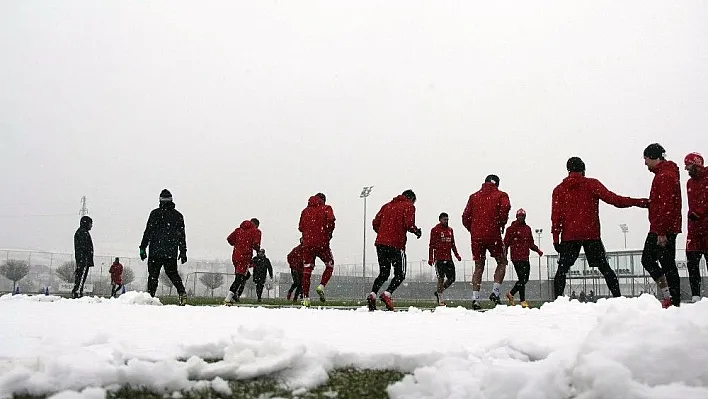 Sivasspor kar altında çalıştı
