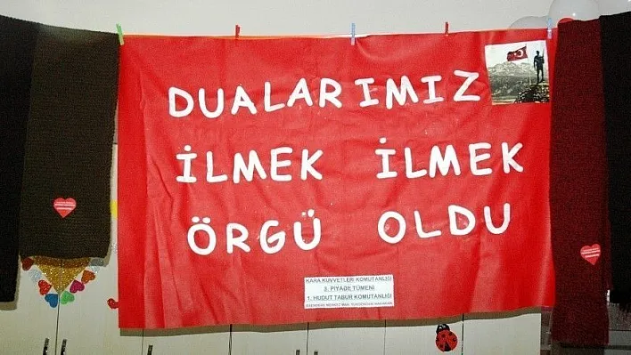 Askerler üşümesin diye 200 atkı ördüler