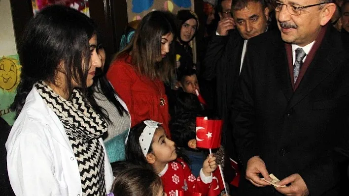 Bakan Özhaseki, minik öğrencilere karne dağıttı
