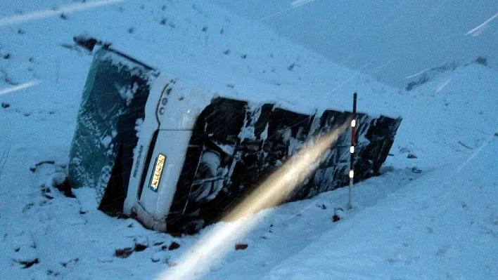 Cenazeye giden otobüs devrildi: 16 yaralı