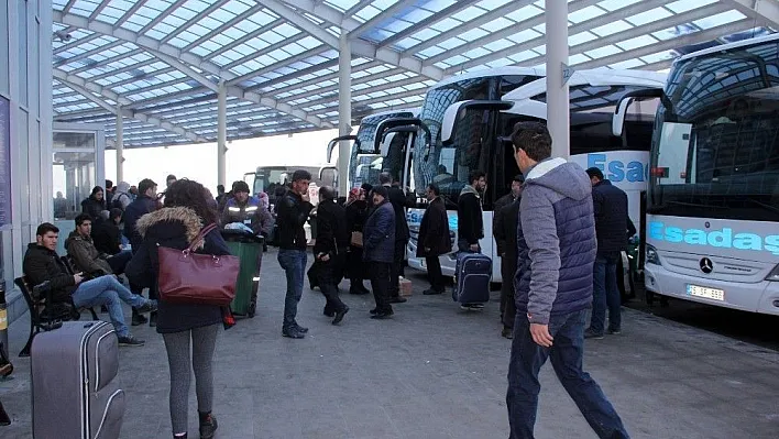 Kar ve tipi Doğu'da yolları kapattı
