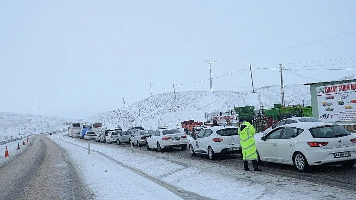 Kayan tır nedeniyle yol trafiğe kapandı

