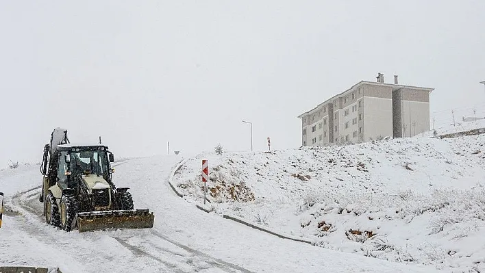 Malatya'da kar yağışı 300'e yakın mahalle yolunu ulaşıma kapadı
