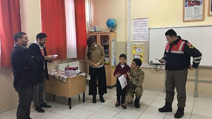 Öğrencilerin karnesini jandarma verdi
