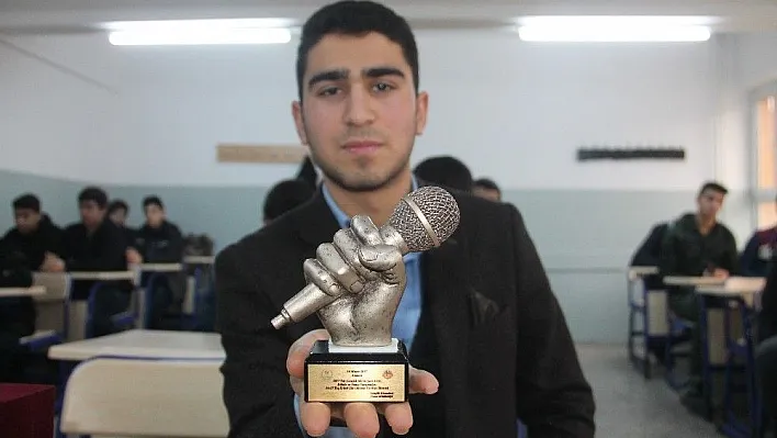 Öğretmeninin tavsiyesiyle başladı, 3 dilde şiir okuyor
