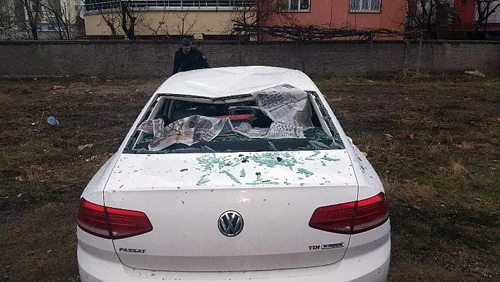 Otomobilin çarptığı direk ikiye bölündü
