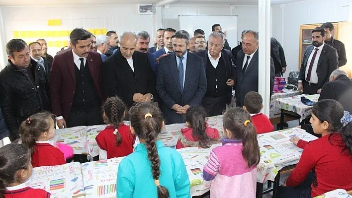 TBMM Başkan Vekili Aydın depremzede öğrencilere karne dağıttı
