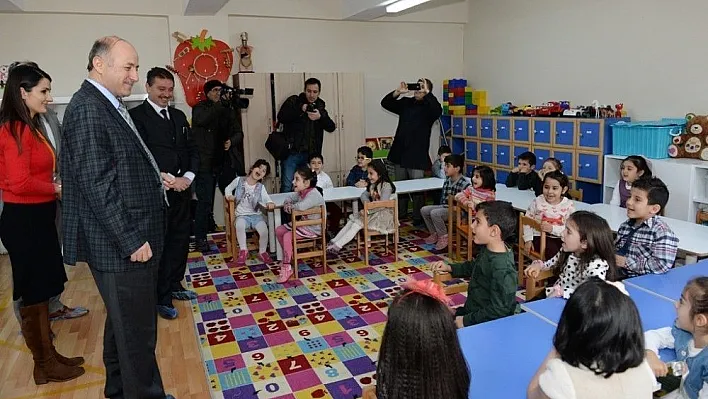Vali Seyfettin Azizoğlu, 'Tatilde ödev yok ama bol bol kitap okuyun ve kayak yapın'
