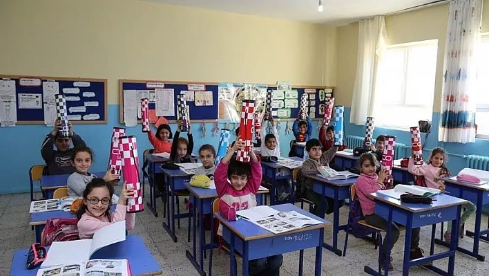 Vali Sonel'den 6 bin öğrenciye satranç takımı
