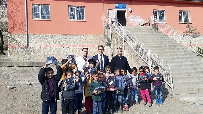 Çermik SYDV'den öğrencilere kışlık bot yardımı
