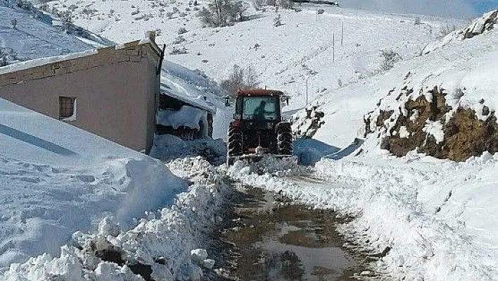 Köy muhtarı karla kaplı yolu traktörle açtı
