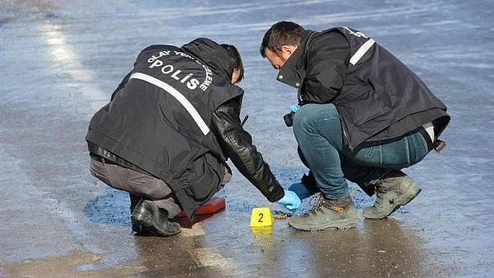 Polisin düşürdüğü silah karın içinde bulundu
