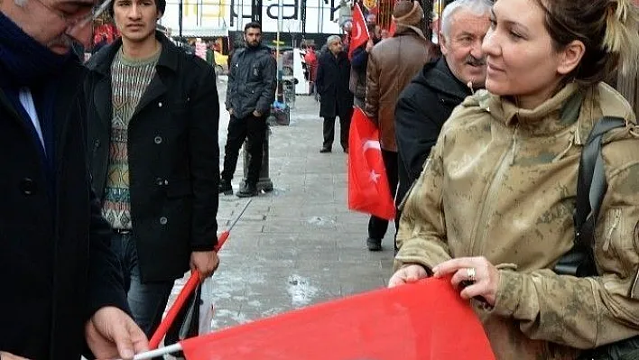 AK Parti Erzurum İl Başkanlığı'ndan vatandaşa 100 Bin Türk Bayrağı
