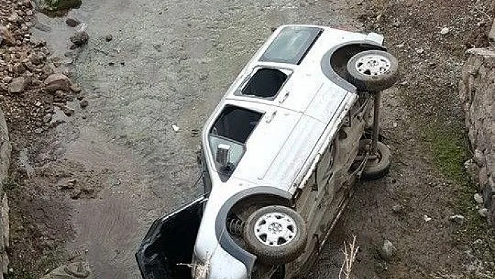 Hafif ticari araç köprüden uçtu: 2 yaralı