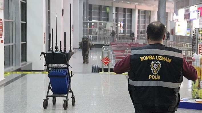 Terminalde unutulan çanta paniğe neden oldu
