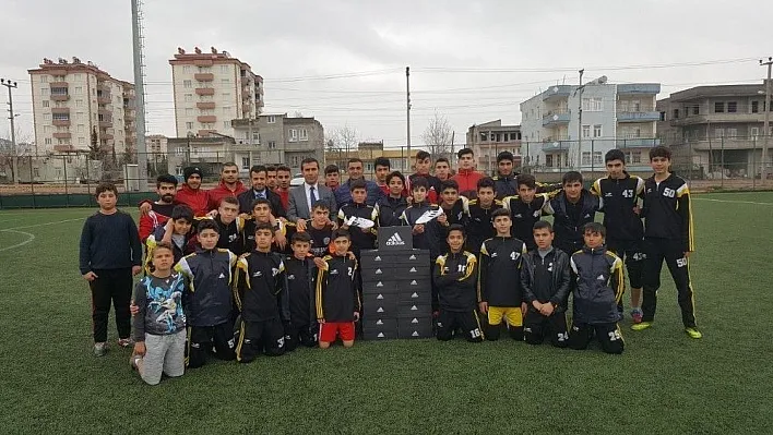 Amatör spor kulüplerine krampon dağıtıldı
