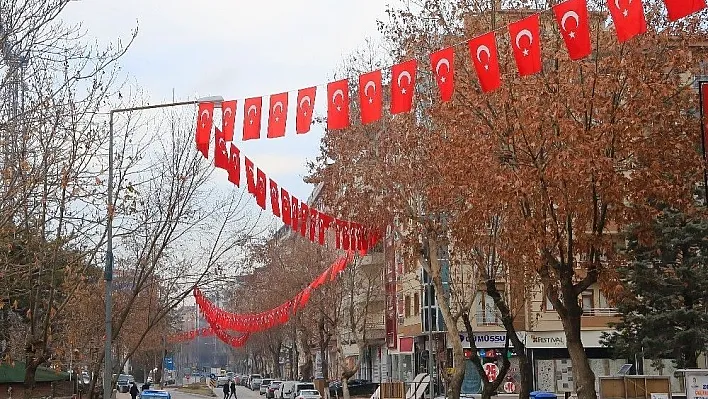 Battalgazi Belediyesi vatandaşlara bayrak dağıttı
