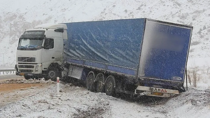 Kar nedeniyle kayganlaşan yolda tırlar yoldan çıktı
