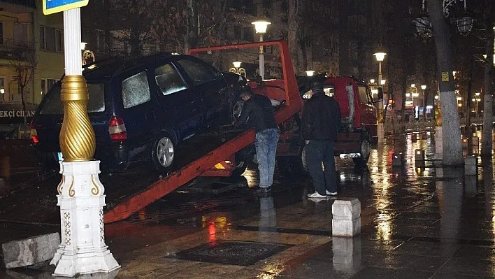 Kaza yapan sürücü otomobilini bırakıp kaçtı
