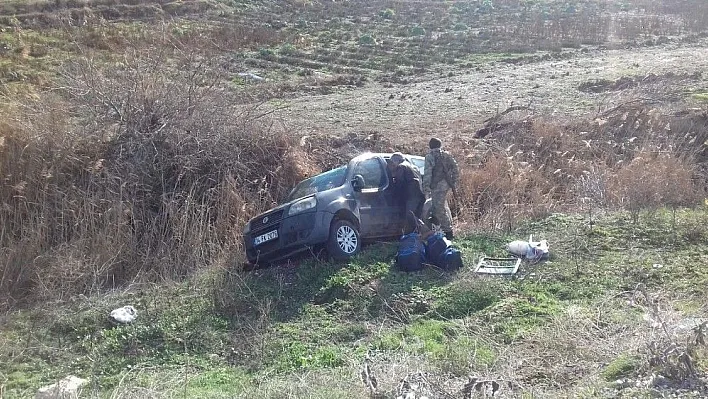 Hafif ticari araç şarampole uçtu: 1 yaralı
