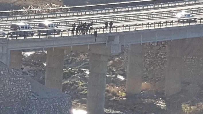 Köprüden atlamak isteyen şahsı polis kurtardı
