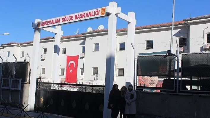 Kadın öğretmenler gönüllü askerlik başvurusunda bulundu
