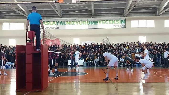 Taraftar sahaya indi, voleybol maçı tatil edildi
